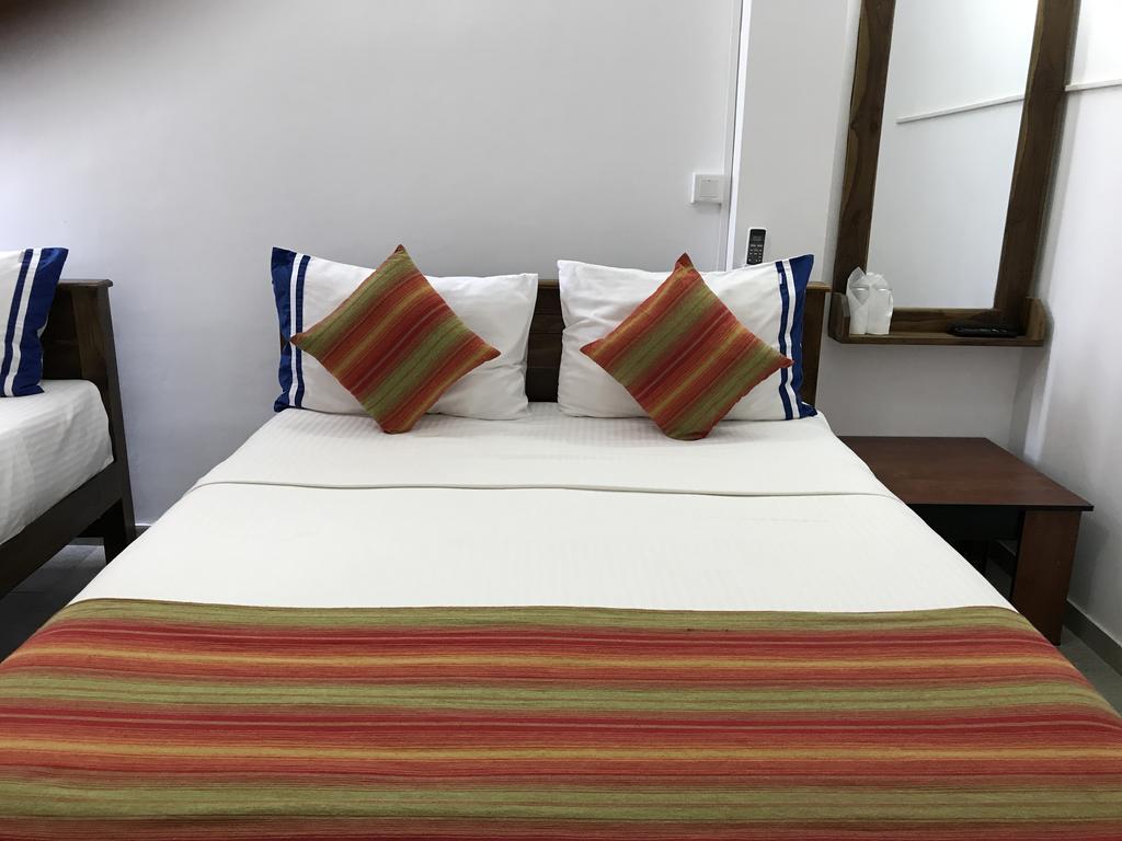 Diamond Lake Tourist Rest 아누라다푸라 외부 사진